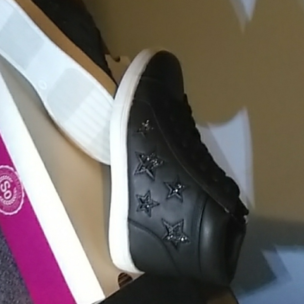 Shoe Size: Girls 4 Med, Easy Zip, Black